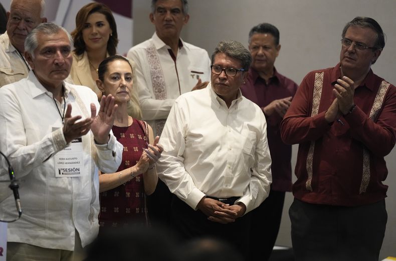 Cuatro de los seis aspirantes a la candidatura presidencial por el partido gobernante Morena _de izquierda a derecha, el secretario de Gobernación Adán Augusto López; la jefa de gobierno de la Ciudad de México, Claudia Sheinbaum; el senador Ricardo Monreal; y el secretario de Relaciones Exteriores, Marcelo Ebrard_ aplauden el domingo 11 de junio de 2023 durante una conferencia de prensa en un hotel de la Ciudad de México. (AP Foto/Fernando Llano)