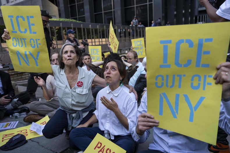 Manifestantes corean consignas durante una protesta contra el Servicio de Inmigración y Control de Aduanas (ICE) frente al edificio federal Jacob K. Javits, en Nueva York, el jueves 18 de septiembre de 2025. (AP Foto/Yuki Iwamura)