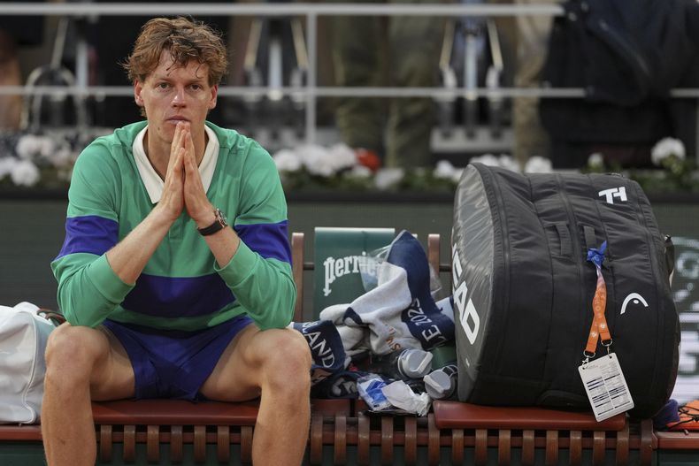 El italiano Jannik Sinner reacciona después de perder la final del torneo de tenis Abierto de Francia contra el español Carlos Alcaraz, en el estadio de Roland-Garros, el domingo 8 de junio de 2025, en París. (AP Foto/Thibault Camus)
