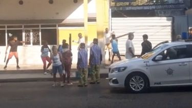 reportan agresion con un cuchillo en una cola del pan en cuba a plena luz del dia