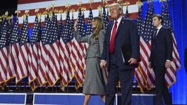 El expresidente y candidato republicano Donald Trump, Melania Trump y Barron Trump, a su llegada a la fiesta electoral de seguimiento de resultados, el miércoles 6 de noviembre de 2024, en West Palm Beach, Florida. (AP Foto/Evan Vucci)