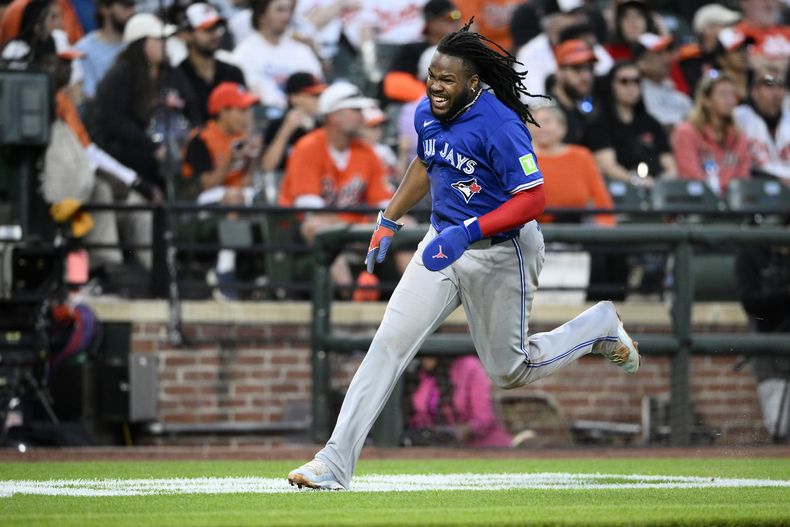 Vladimir Guerrero Jr., de los Azulejos de Toronto, corre rumbo al plato para anotar con sencillo de Daniel Vogelbach durante la sexta entrada del juego de béisbol en contra de los Orioles de Baltimore, el lunes 13 de mayo de 2024, en Baltimore. (AP Foto/Nick Wass)