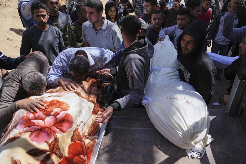 Varios palestinos lloran junto a los cuerpos de sus familiares, muertos en un ataque aéreo israelí, mientras son trasladados al Hospital de Shifa, en la Ciudad de Gaza, el sábado 26 de abril de 2025. (AP Foto/Jehad Alshrafi)
