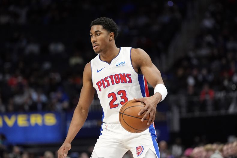 El base de los Detroit Pistons, Jaden Ivey, controla el balón durante la segunda mitad del partido de baloncesto de la NBA contra los Brooklyn Nets, el jueves 7 de marzo de 2024, en Detroit. (Foto AP/Carlos Osorio)