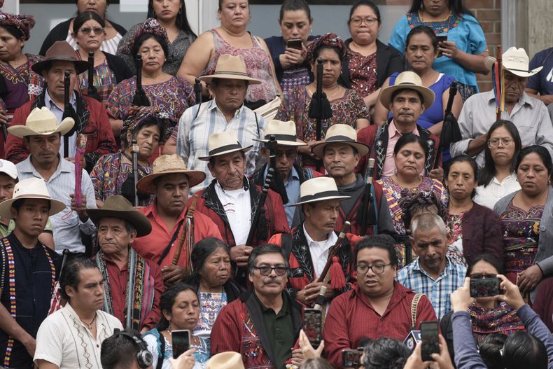 Autoridades indígenas en una conferencia de prensa para pedir que sean seleccionados candidatos cualificados para renovar la Corte Suprema y otros tribunales, en la Universidad Landívar donde una comisión recopila en una lista los nombres de candidatos antes de presentarla en el Congreso para su aprobación, en Ciudad de Guatemala, el viernes 20 de septiembre de 2024. (AP Foto/Moisés Castillo)