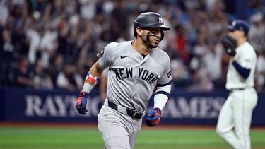 José Caballero, de los Yankees de Nueva York, corre las bases después de batear un jonrón de tres carreras frente a Griffin Jax, al fondo, lanzador de los Rays de Tampa Bay, durante la quinta entrada del juego de béisbol de Grandes Ligas, el lunes 6 de julio de 2026, en San Petersburgo, Floria. (AP Foto/Jason Behnken)