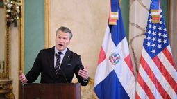 El secretario de Defensa de Estados Unidos, Pete Hegseth, en conferencia de prensa después de reunirse con el presidente dominicano Luis Abinader, el miércoles 26 de noviembre de 2025, en el Palacio Nacional de Santo Domingo, República Dominicana. (AP Foto/Ricardo Hernández)