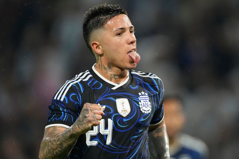 Enzo Fernández celebra tras anotar un gol para Argentina en el partido amistoso contra Mauritania, el viernes 27 de marzo de 2026, en Buenos Aires. (AP Foto/Gustavo Garello)