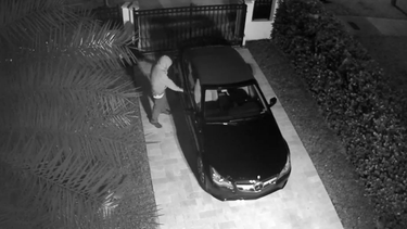 video de vigilancia capta a un hombre masturbandose en la puerta de una casa en miami