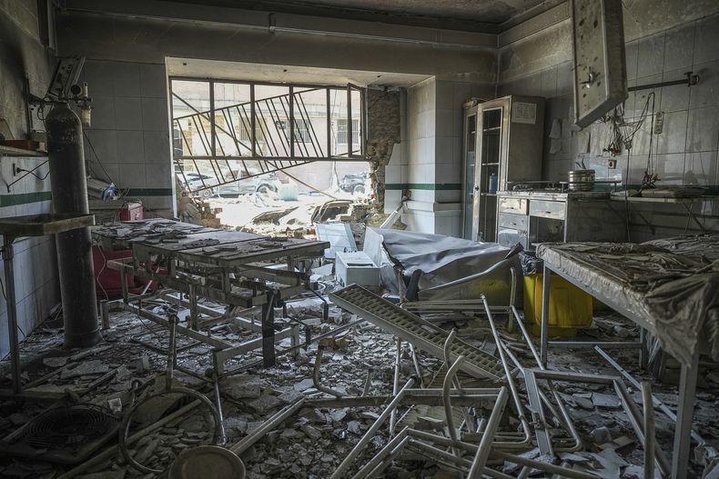 En esta imagen tomada el martes 24 de junio de 2025, rescatistas buscan en una zona de l aprisión dañada de Evin tras un ataque israelí el día anterior, en Teherán, Irán. (AP Foto/Mostafa Roudaki/Agencia de Noticias Mizan)