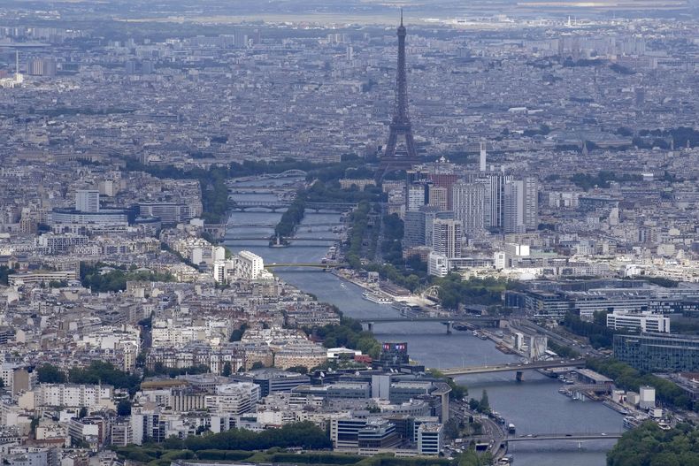 Toma aérea del Río Sena en París, con la Torre Eiffel al centro, captada el 11 de julio de 2023. (AP Foto/Christophe Ena)