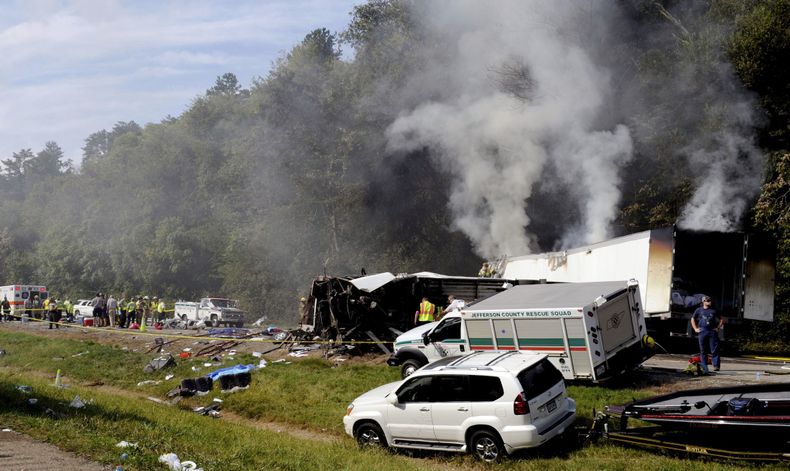 Personal de atenci&oacute;n de emergencias trabaja en el sitio donde ocurri&oacute; un choque fatal que involucr&oacute; a un autob&uacute;s, sobre la autopista Interestatal 40, en Dandridge, Tenes&iacute;, el mi&eacute;rcoles 2 de octubre de 2013. (Foto
