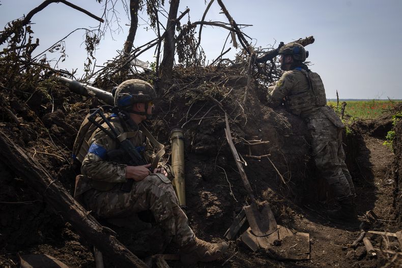 Soldados ucranianos en una trinchera en la línea del frente en la región de Zaporiyia, Ucrania, el viernes 23 de junio de 2023. (AP Foto/Efrem Lukatsky)