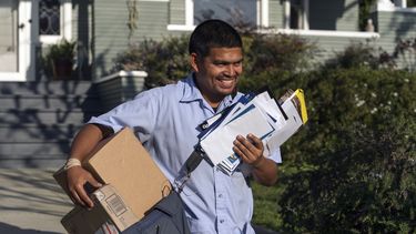 ARCHIVO - El cartero del Servicio Postal de Estados Unidos, Gabriel Peña, carga el correo en Los Ángeles, el 22 de marzo de 2024.. (AP Foto/Damian Dovarganes, Archivo)