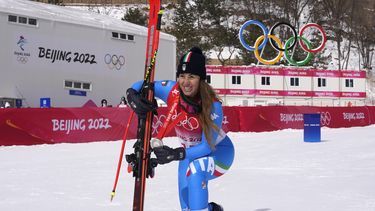 Con rodilla mala, Goggia saca plata en descenso; Suter oro