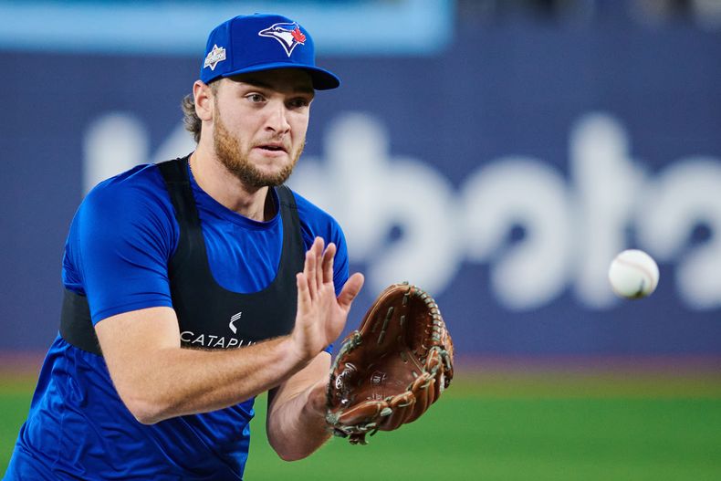 Trey Yesavage de los Azulejos de Toronto practica con su equipo antes del Juego 1 de la Serie de Campeonato de la Liga Americana de béisbol contra los Marineros de Seattle en Toronto, el sábado 11 de octubre de 2025. (Sammy Kogan/The Canadian Press vía AP)