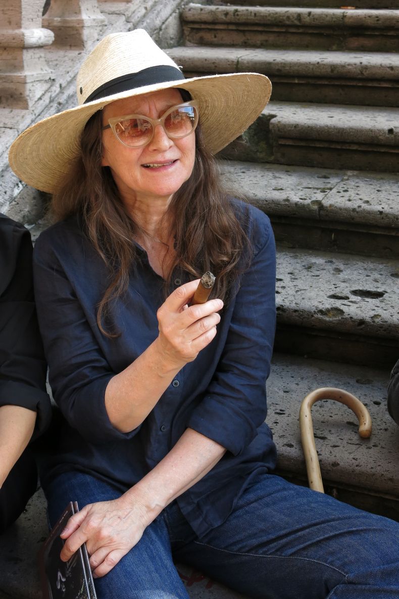 La cineasta argentina Lucrecia Martel posa para un retrato mientras fuma un cigarro en el Festival de Cine de Morelia, México, el lunes 13 de octubre de 2025. (AP Foto/Berenice Bautista)