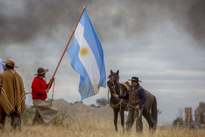 Guachos protestan en San Salvador de Jujuy, Argentina, el martes 20 de junio de 2023. Las movilizaciones detonaron en la provincia de Jujuy en reacción a una reforma de la constitución provincial reciente criticada por sus restricciones a la protesta social. (AP Foto/Javier Corbalán)