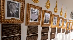 Nuevas placas con textos explicativos han sido colocadas debajo de los retratos de los presidentes en la Columnata de la Casa Blanca, el miércoles 17 de diciembre de 2025, en Washington. (AP Foto/Alex Brandon)