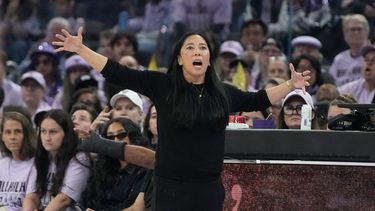 Natalie Nakase, entrenadora de las Valkyries de Golden State, da indicaciones durante el tercer partido de la serie de playoffs ante las Wings de Dallas, el viernes 2 de octubre de 2026 (AP Foto/Jeff Chiu)