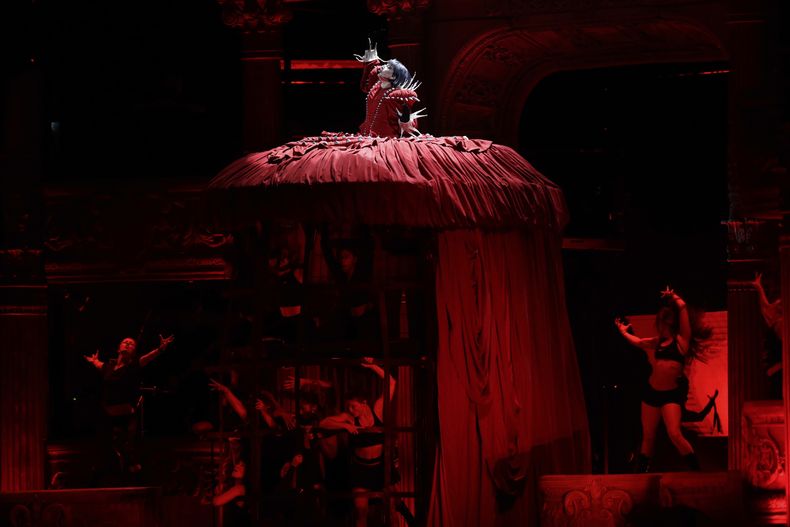 Lady Gaga participa en un ensayo un día antes de su concierto gratuito, en la playa de Copacabana, en Río de Janeiro, el viernes 2 de mayo de 2025. (Foto AP/Bruna Prado)