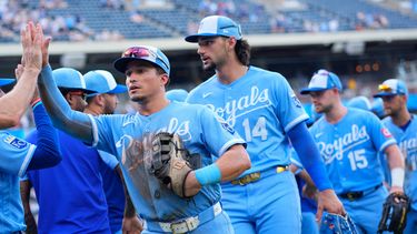 Isaac Collins, de los Reales de Kansas City, celebra con sus compañeros después de su partido de béisbol contra los Padres de San Diego, el sábado 18 de julio de 2026, en Kansas City, Misuri. (Foto AP/Charlie Riedel)