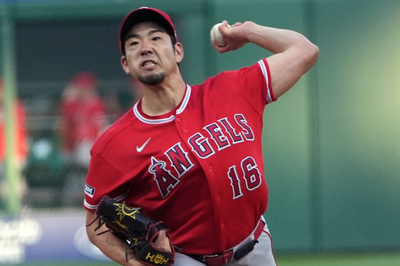 El japonés Yusei Kikuchi, de los Angelinos de Los Ángeles, hace un lanzamiento en el encuentro ante los Piratas de Pittsburgh, el sábado 5 de septiembre de 2026 (AP Foto/Tom E. Puskar)