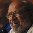 El cineasta indio Shyam Benegal (d) en una conferencia en Hyderabad, India, el 18 de febrero del 2008. (AP foto/Mahesh Kumar A)