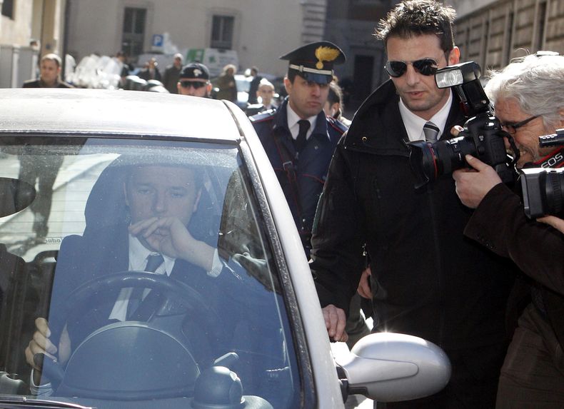 El alcalde de Florencia y l&iacute;der del Partido Democr&aacute;tico de centro izquierda, Matteo Renzi, se retira en su veh&iacute;culo entre una nube de reporteros al t&eacute;rmino de su reuni&oacute;n con el primer ministro Enrico Letta en el Palacio