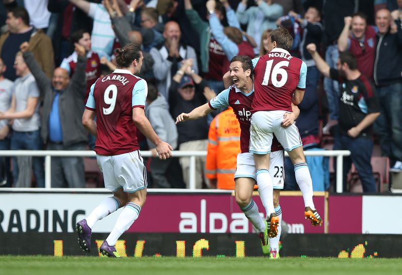 El jugador de West Ham, Stuart Downing, centro, festeja tras anotar un gol contra Tottenham en la liga Premier el s&aacute;bado, 3 de mayo de 2014, en Londres. (AP Photo/Alastair Grant)