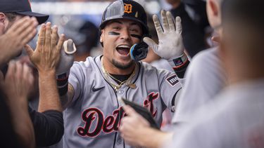 El puertorriqueño de los Tigres de Detroit Javier Baez celebra su jonrón de dos carreras en la séptima entrada ante los Filis de Filadelfia el sábado 2 de agosto del 2025. (AP Foto/Chris Szagola)