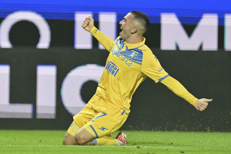 Arijon Ibrahimović del Frosinone celebra tras anotar en el encuentro ante el Empoli en la Serie A el lunes 6 de noviembre del 2023. (Alfredo Falcone/LaPresse via AP)