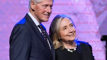 El expresidente Bill Clinton y la ex secretaria de Estado Hillary Clinton durante un evento de la vicepresidenta Kamala Harris, el 1 de agosto de 2024, en Houston. (AP Foto/LM Otero, Archivo)