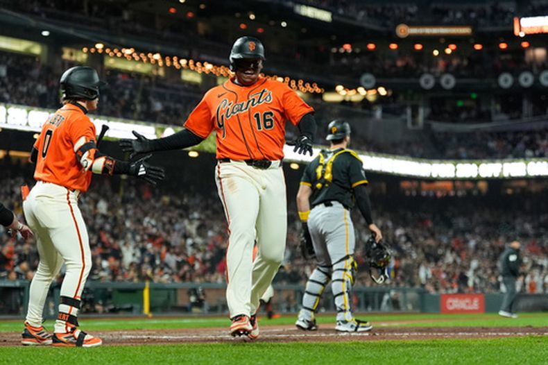 El dominicano Rafael Devers, de los Gigantes de San Francisco, festema con Drew Gilbert tras anotar ante los Piratas de Pittsburgh el viernes 8 de mayo de 2026 (AP Foto/Godofredo A. Vásquez)