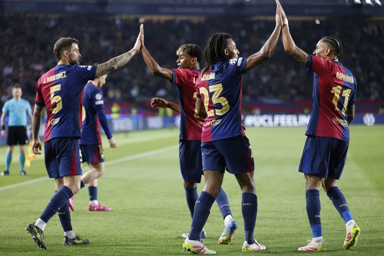Jugadores del Barcelona celebran después de que Robert Lewandowski anotó el tercer gol de su equipo en los cuartos de final de la Liga de Campeones ante el Borussia Dortmund el miércoles 9 de abril del 2025. (AP Foto/Joan Monfort)