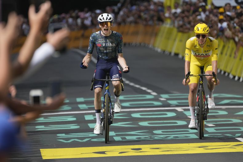El danés Jonas Vingegaard celebra al cruzar la meta frente al esloveno Tadej Pogacar para ganar la 11ma etapa del Tour de Francia entre Evaux-les-Bains y Le Lorian, Francia el miércoles 10 de julio del 2024. (AP Foto/Jerome Delay)
