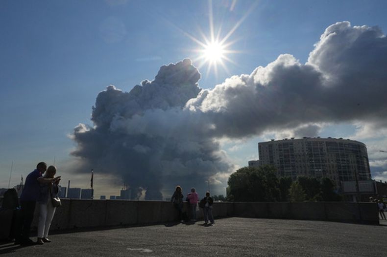 ARCHIVO - Una columna de humo marca el lugar donde se produjo un ataque con drones ucranianos en un almacén del minorista online Wildberries, en San Petersburgo, Rusia, el 24 dde julio de 2026. (UGC via AP, archivo)