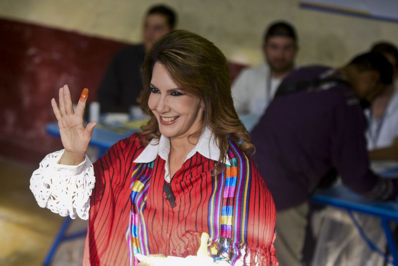 Zury Ríos Sosa, candidata presidencial por la coalición Valor y Unionista, saluda después de votar durante las elecciones generales en Ciudad de Guatemala, el domingo 25 de junio de 2023. (Foto AP/Wilder López)