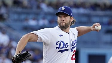 Clayton Kershaw, abridor de los Dodgers de Los Ángeles, hace un lanzamiento en el duelo del viernes 2 de junio de 2023, ante los Yanquis de Nueva York (AP Foto/Mark J. Terrill)