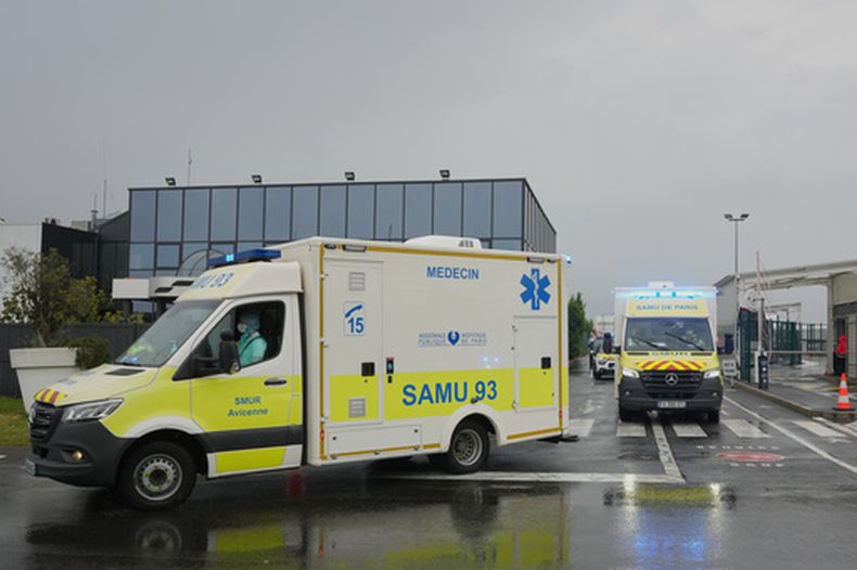 Ambulancias que transportan a pacientes evacuados del crucero MV Hondius con sospecha de infección por hantavirus, salen del aeropuerto de Bourget, al norte de París, el 10 de mayo de 2026. (Foto AP/Thibault Camus)