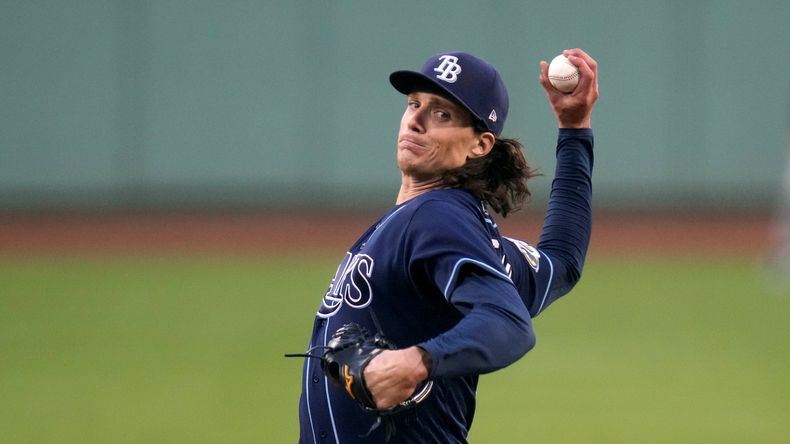 Tyler Glasnow, abridor de los Rays de Tampa Bay, hace un lanzamiento en la primera entrada del juego ante los Medias Rojas de Boston, el miércoles 27 de septiembre de 2023 (AP Foto/Charles Krupa)