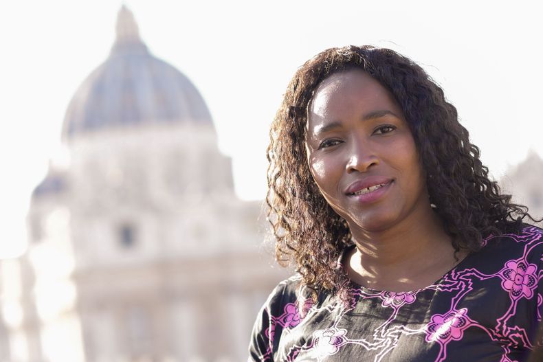 Sheila Pires, funcionaria de comunicación de la Conferencia Episcopal Sudafricana, posa para un retrato el viernes 29 de septiembre de 2023, en el Vaticano. Pires ha sido invitada a participar en el próximo sínodo de obispos a partir del 4 de octubre. (AP Foto/Domenico Stinellis)