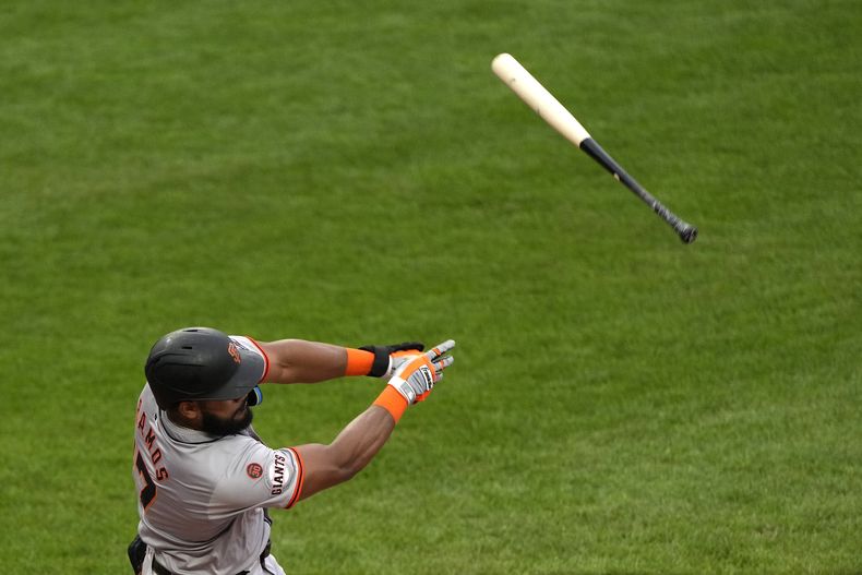 El puertorriqueño Heliot Ramos, de los Gigantes de San Francisco, pierde el bate en la sexta entrada del juego ante los Reales de Kansas City, el sábado 21 de septiembre de 2024 (AP Foto/Charlie Riedel)