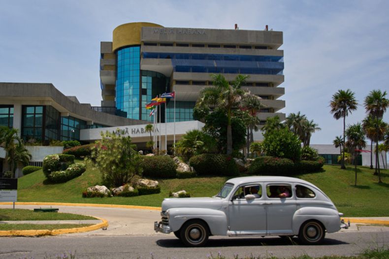 Un coche antiguo pasa frente al Hotel Meliá Habana en La Habana, Cuba, el martes 21 de julio de 2026. (AP Foto/Ramón Espinosa)