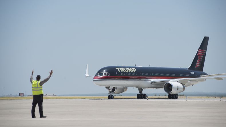 trumpplane-tarmac.jpg