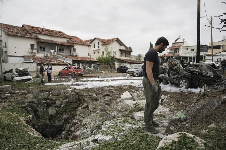 Expertos antibombas de la policía israelí inspeccionan el sitio donde cayó un misil disparado desde el Líbano, el domingo 24 de noviembre de 2024, en Petah Tikva, en las afueras de Tel Aviv, Israel. (AP Foto/Oded Balilty)
