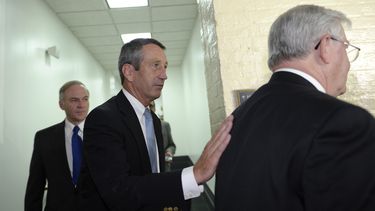 americateve | El republicano Mark Sanford, representante por Carolina del Sur (al centro) y otros parten de una reuni&oacute;n a puerta cerrada en el Capitolio el mi&eacute;rcoles 16 de octubre de 2013, en Washington. (Foto AP/Susan Walsh)