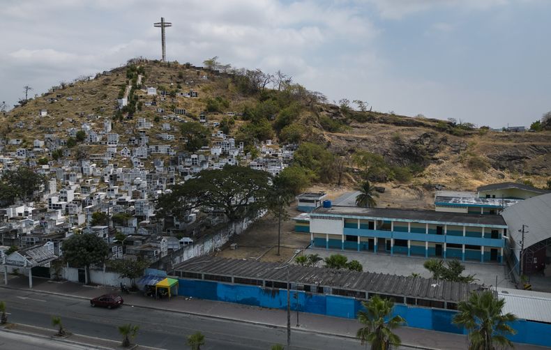 En la imagen, vista del campus vacío de la escuela de fiscales de Durán, una ciudad ubicada frente a Guayaquil, Ecuador, el 29 de septiembre de 2023. El Ministerio de Educación cerró temporalmente los campus de algunas escuelas de la ciudad e impuso la enseñanza online en respuesta al aumento de la delincuencia. (AP Foto/Rodrigo Abd)