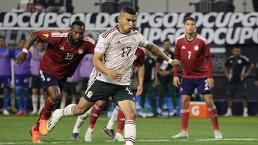 En foto del 8 de julio del 2023, el mediocampista mexicano Orbelín Pineda anota un penal en el encuentro ante Costa Rica en los cuartos de final de la Copa Oro. (AP Foto/Sam Hodde)