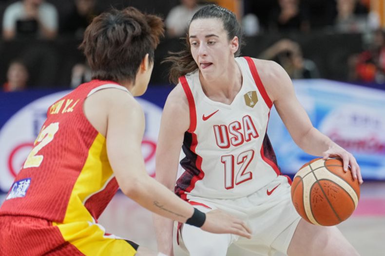 Li Yuan de China defiende a la estadounidense Caitlin Clark en el encuentro de primera ronda de la Copa Mundial femenina en Berlín el viernes 4 de septiembre del 2026. (AP Foto/Ebrahim Noroozi)